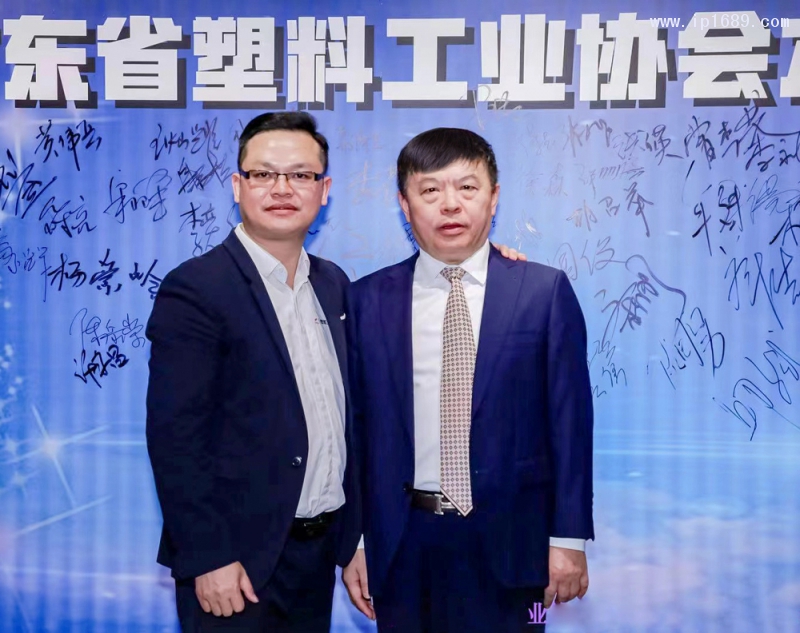 廣東省塑料工業協會會長、金發科技股份有限公司副董事長首席戰略官李建軍（右）與《塑膠工業》總經理徐森（左）